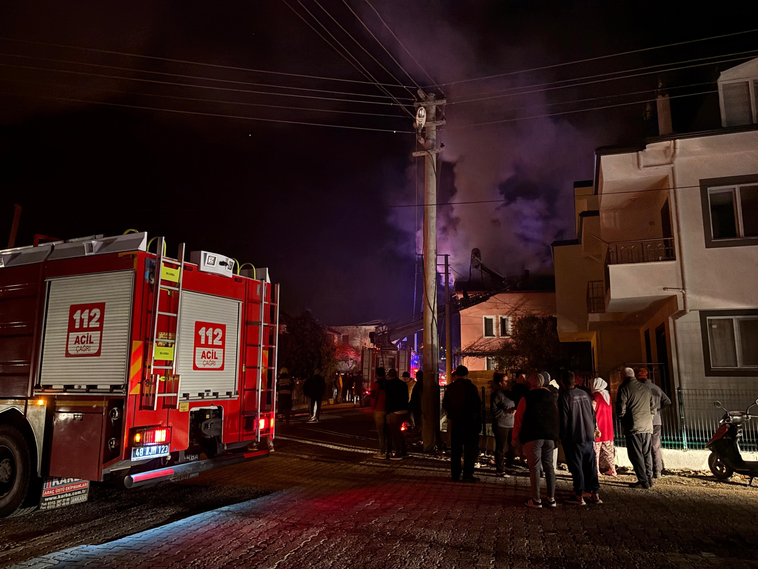 SEYDİKEMER'DEKİ ÇATI YANGINI KORKUTTU